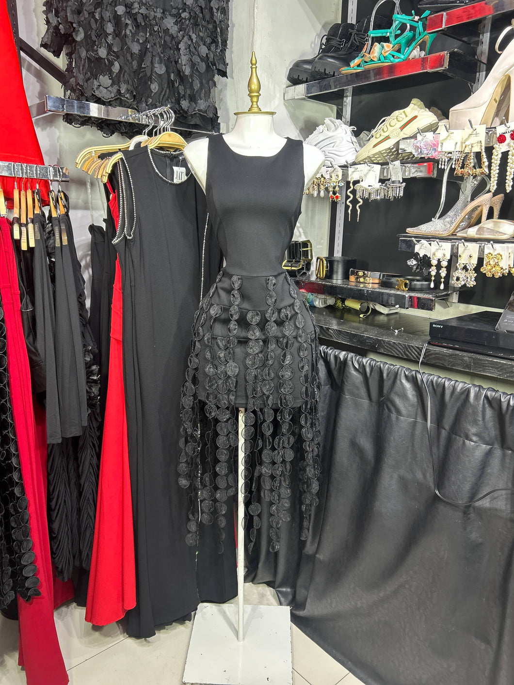 Vestido corto negro con tiras circulares colgantes