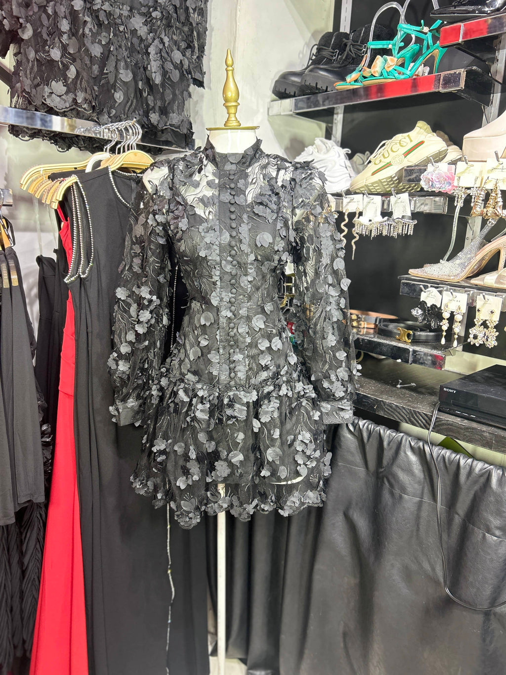 Vestido corto negro manga larga see trough con flores en relieve