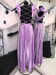 Vestido largo lila satinado tableado con escote en espalda