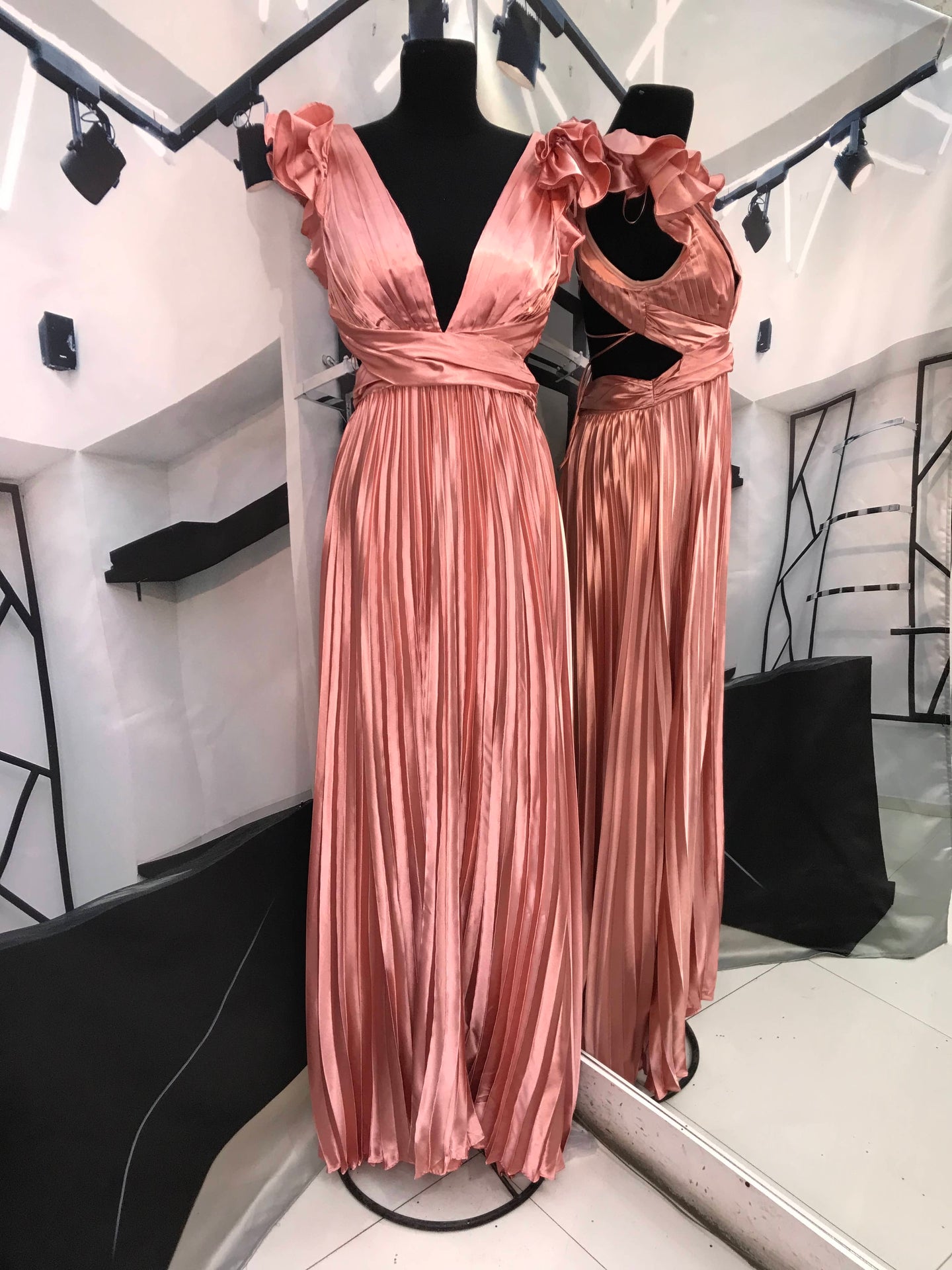 Vestido largo rosa satinado tableado con escote en espalda