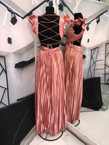Vestido largo rosa satinado tableado con escote en espalda