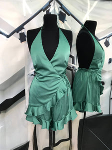 Vestido verde satin escote en espalda tipo envolvente