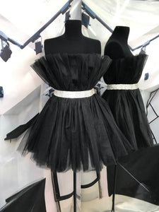 Vestido de tul negro con cinta de pedreria en cintura