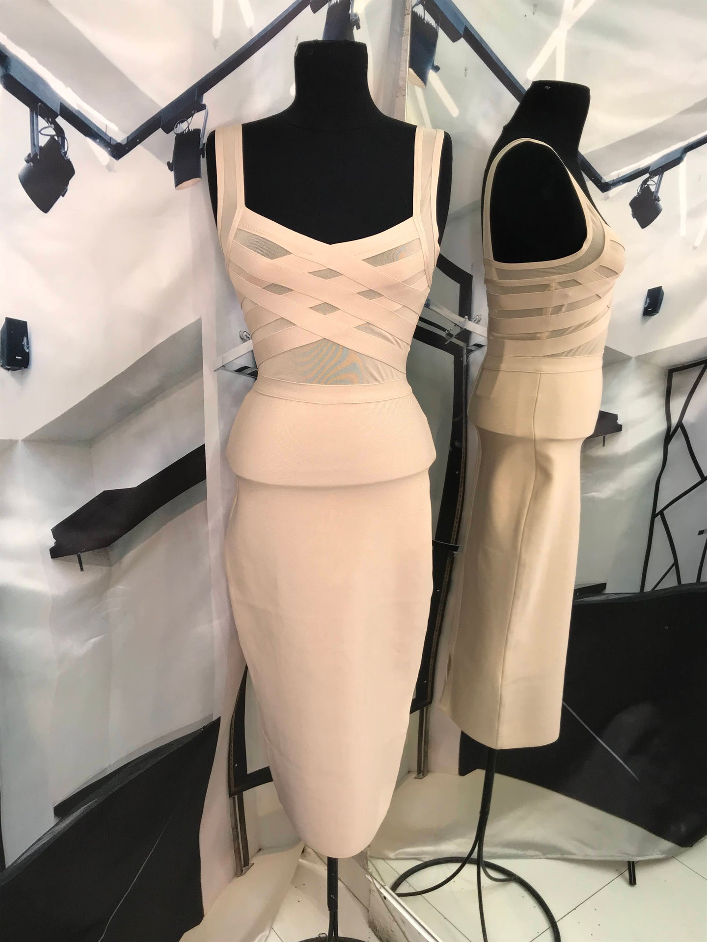 Vestido beige midi bandage con transparencias en pecho