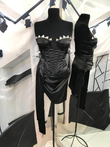 Vestido negro  satinado strapless con pedreria en escote