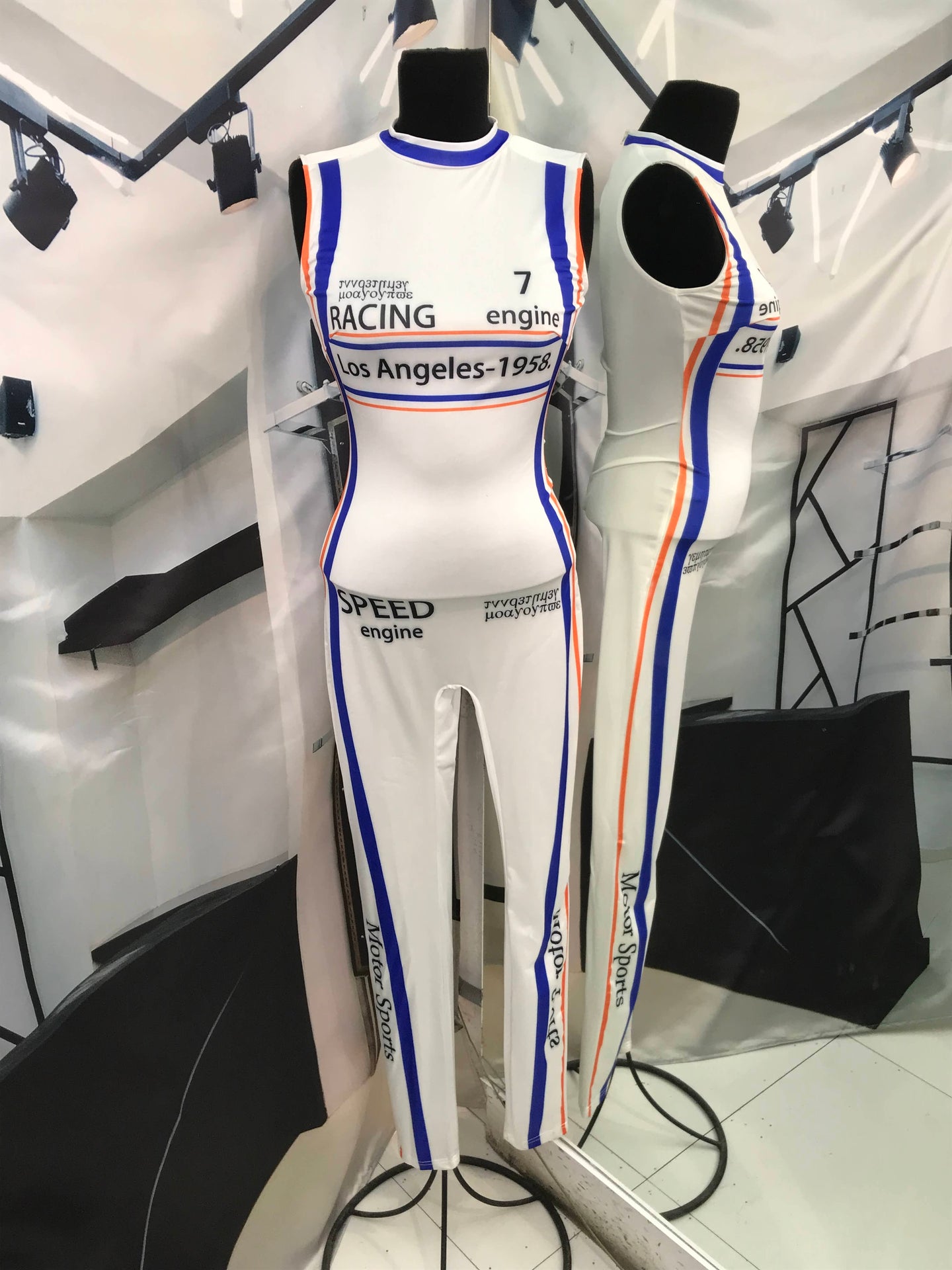 Jumpsuit blanco racing con detalles azules y naranjas
