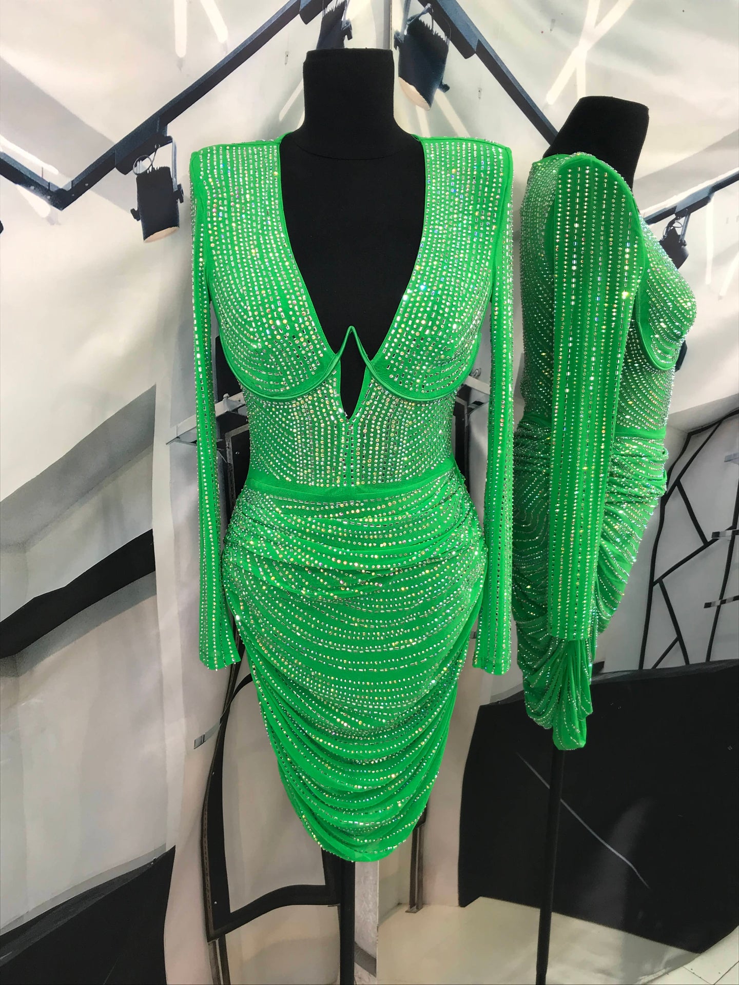 Vestido verde manga larga con pedreria