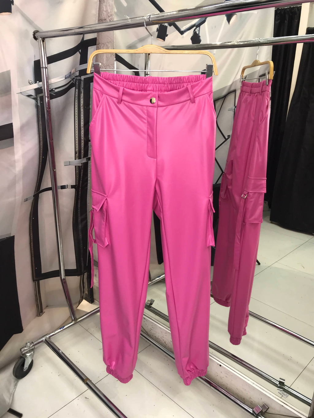 Pantalon rosa de vinipiel tipo cargo