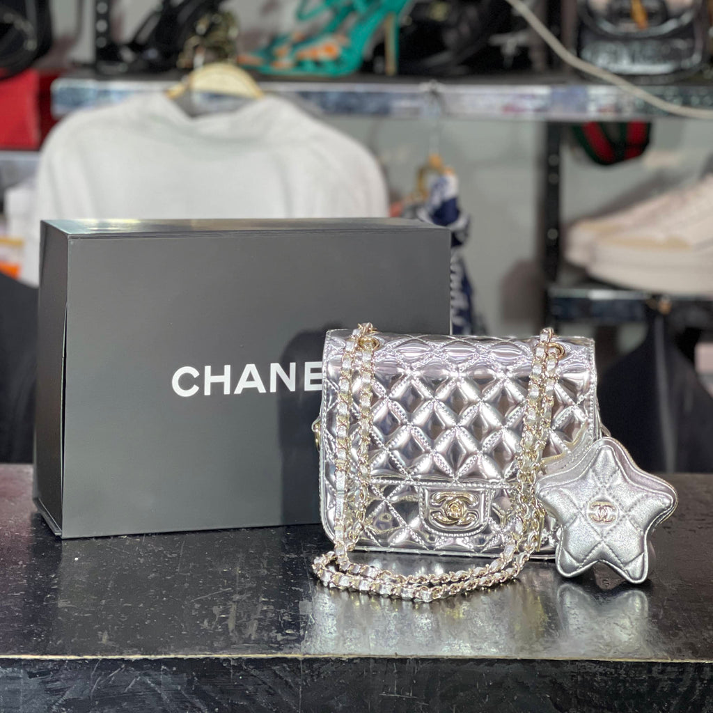 Bolso Chanel plateado mini con soloapa y monedero estrella