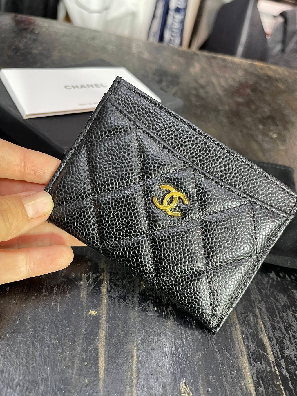 Tarjetero Chanel negro caviar metal dorado