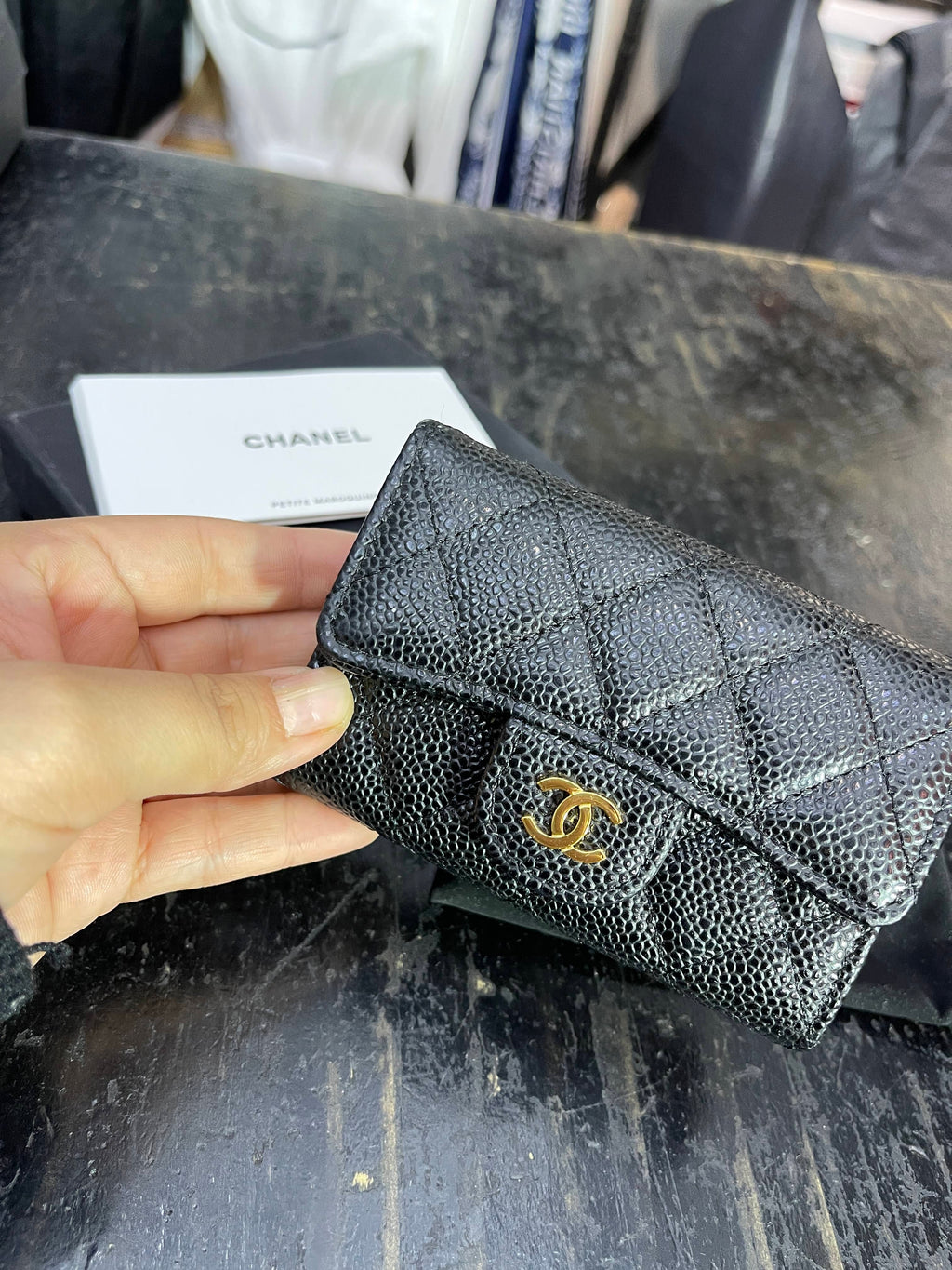 Monedero Chanel negro caviar metal dorado