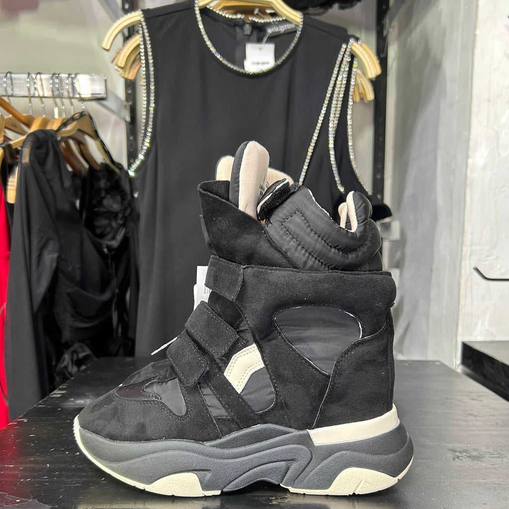 Tennis Rampage negros de suela corrida y tacon escondido con detalles blancos