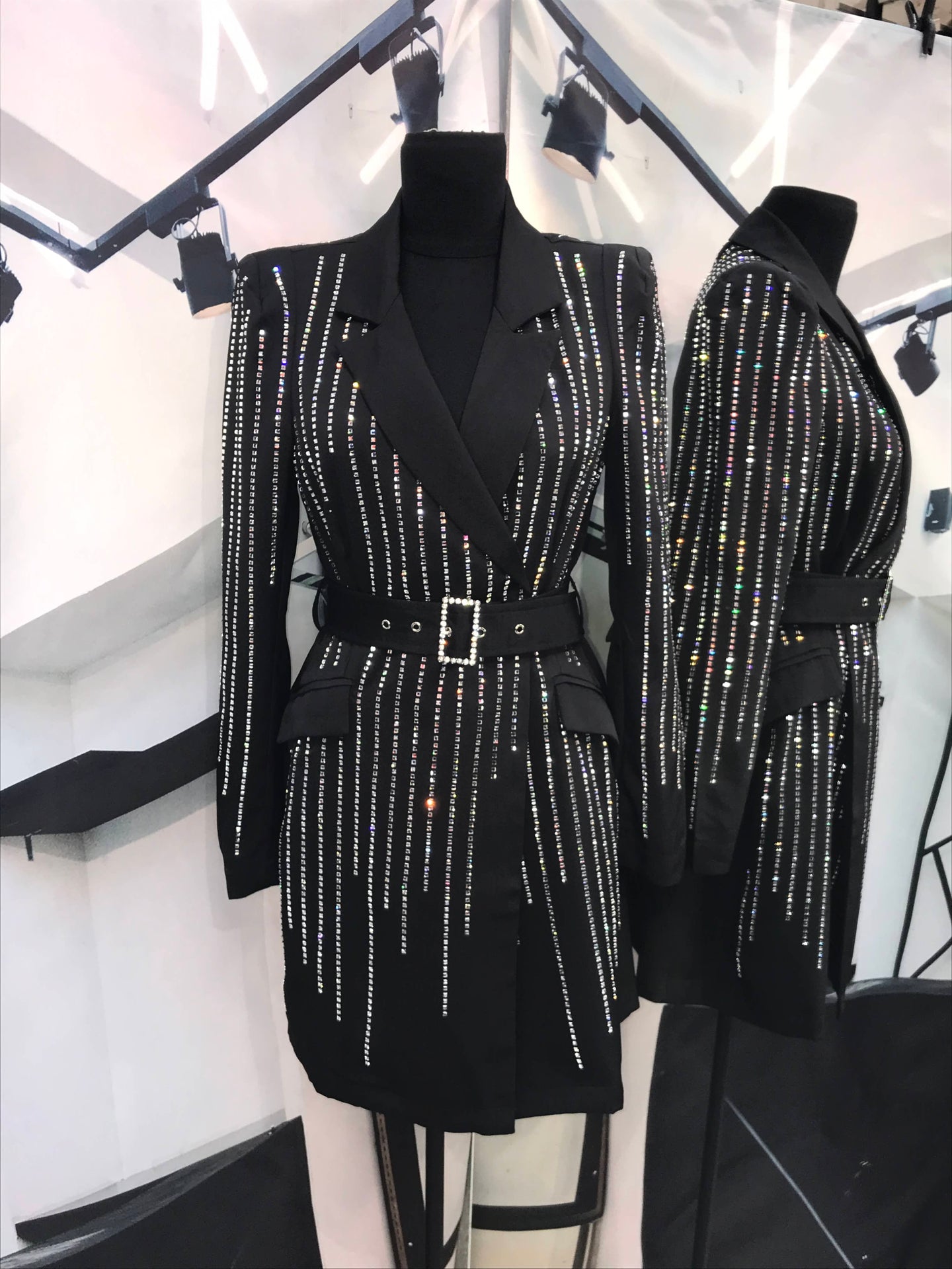 Vestido negro corto manga larga tipo saco con pedreria