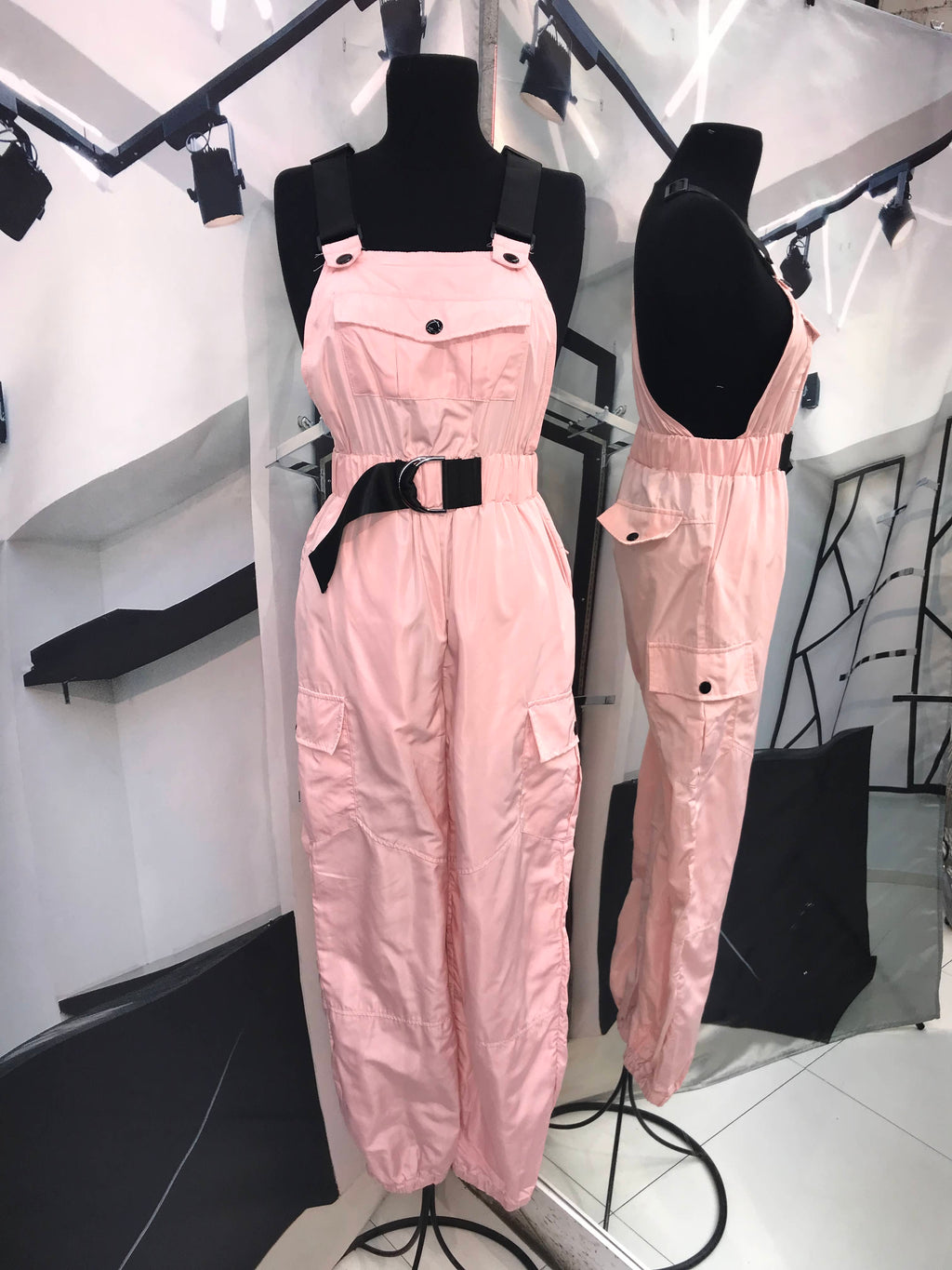 Overall rosa jumpsuit con bolsa cargo en pecho y costados