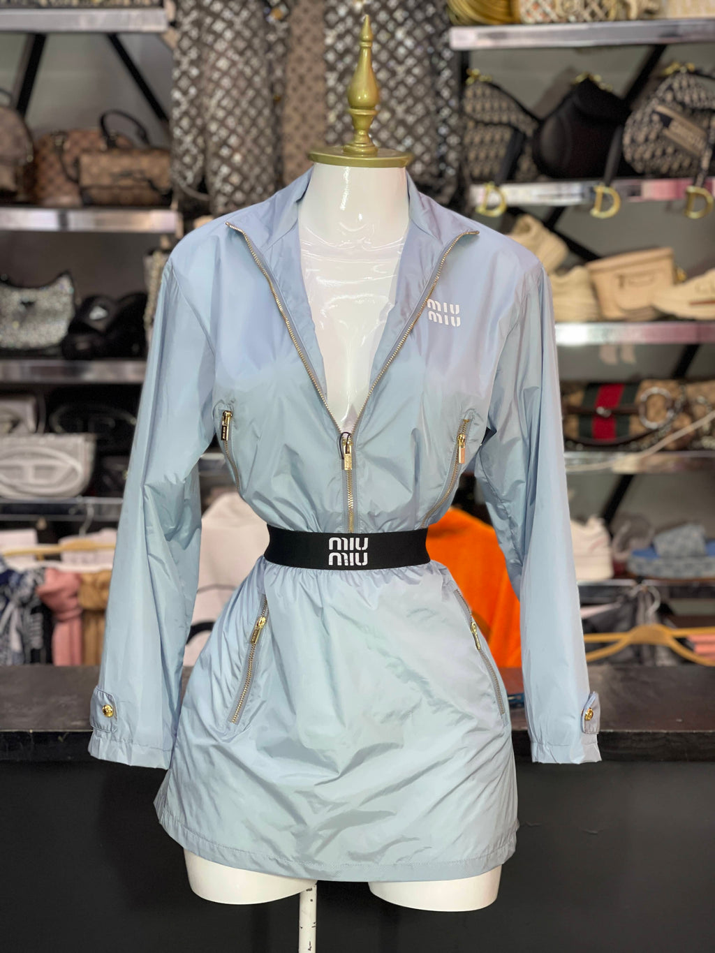 Conjunto Miu Miu azul rompevientos chamrra y falda