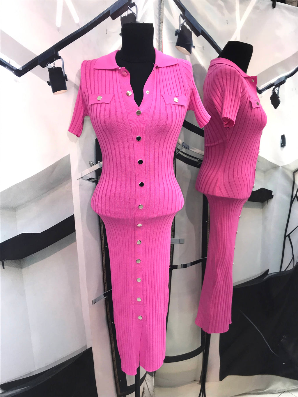 Vestido corto manga corta de rib rosa con botones al frente