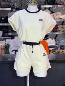 Conjunto Miu Miu de short y playera con pedreria