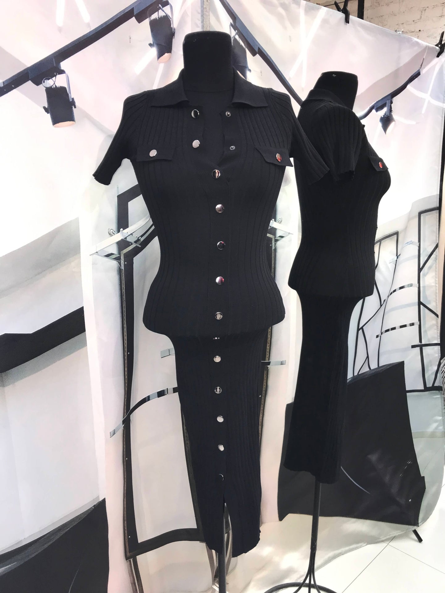 Vestido corto manga corta de rib negro con botones al frente