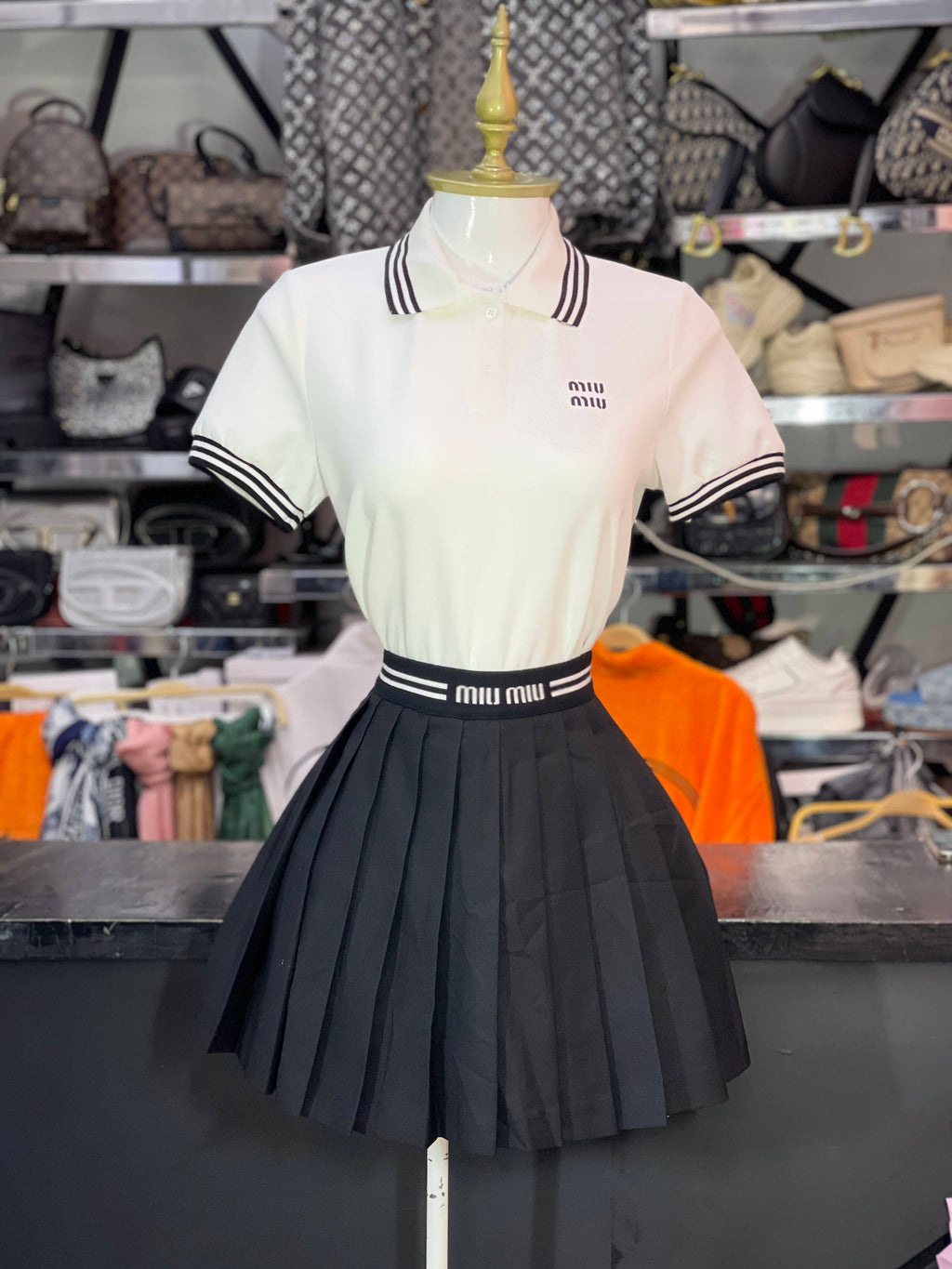 Conjunto Miu Miu blusa blanca falda negra tableada