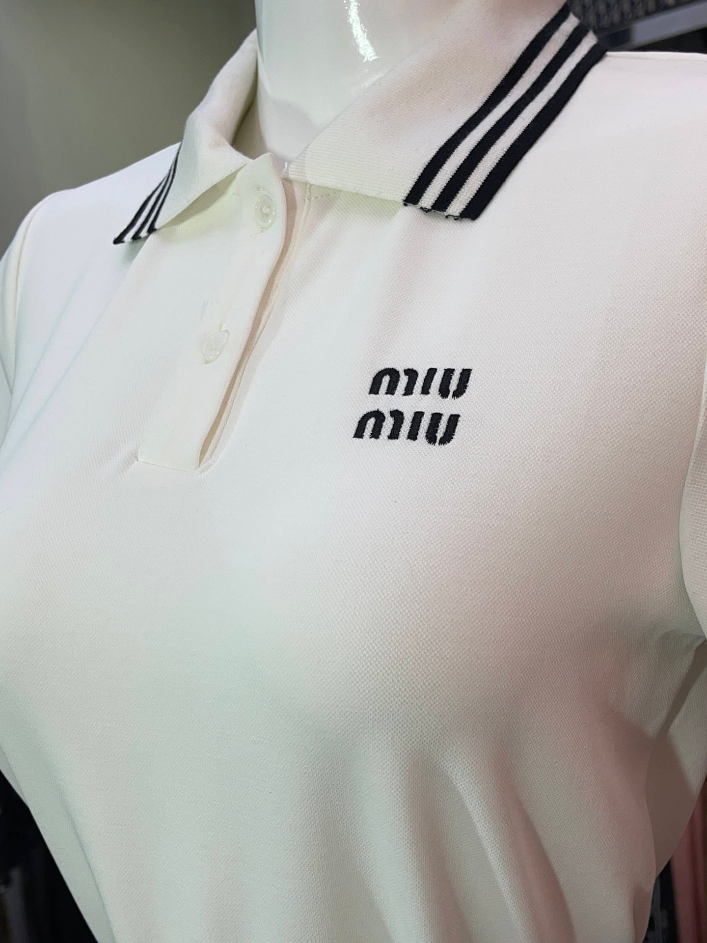 Vestido corto negro de neopreno un hombro