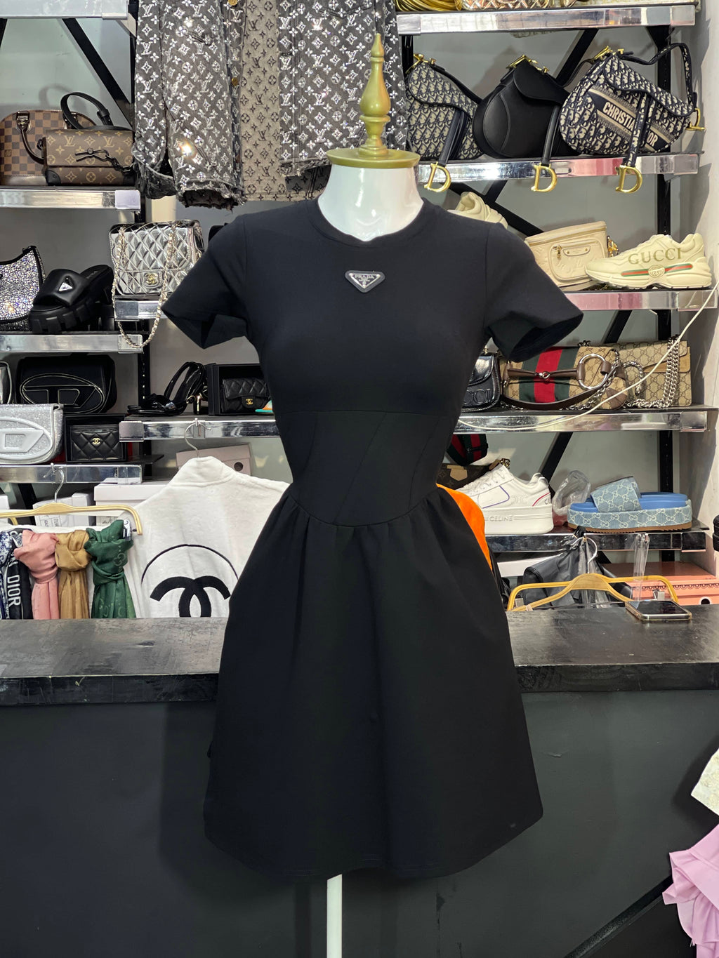 Vestido Prada negro tipo playera con ajuste en cintura