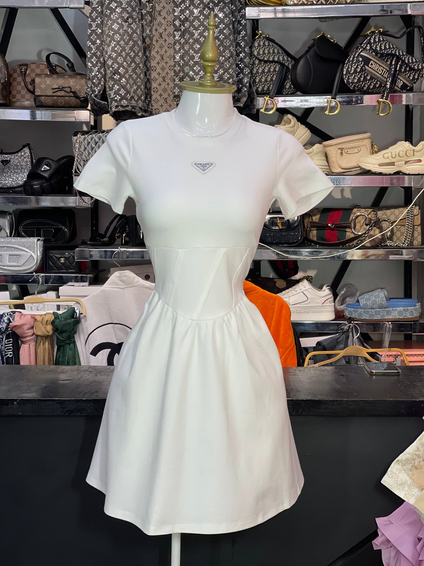 Vestido Prada blanco tipo playera con ajuste en cintura