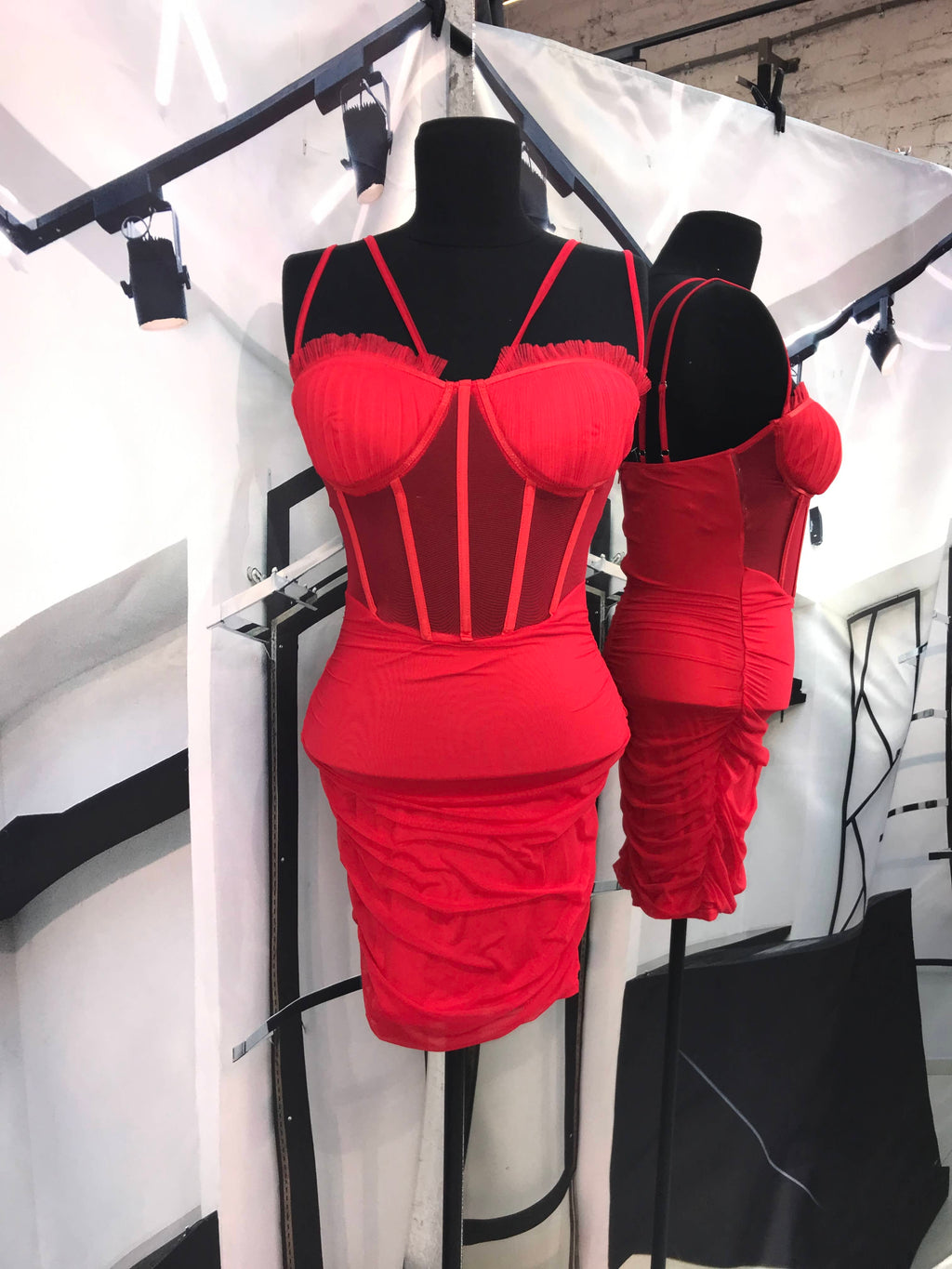 Vestido rojo de tirantes corset simulado