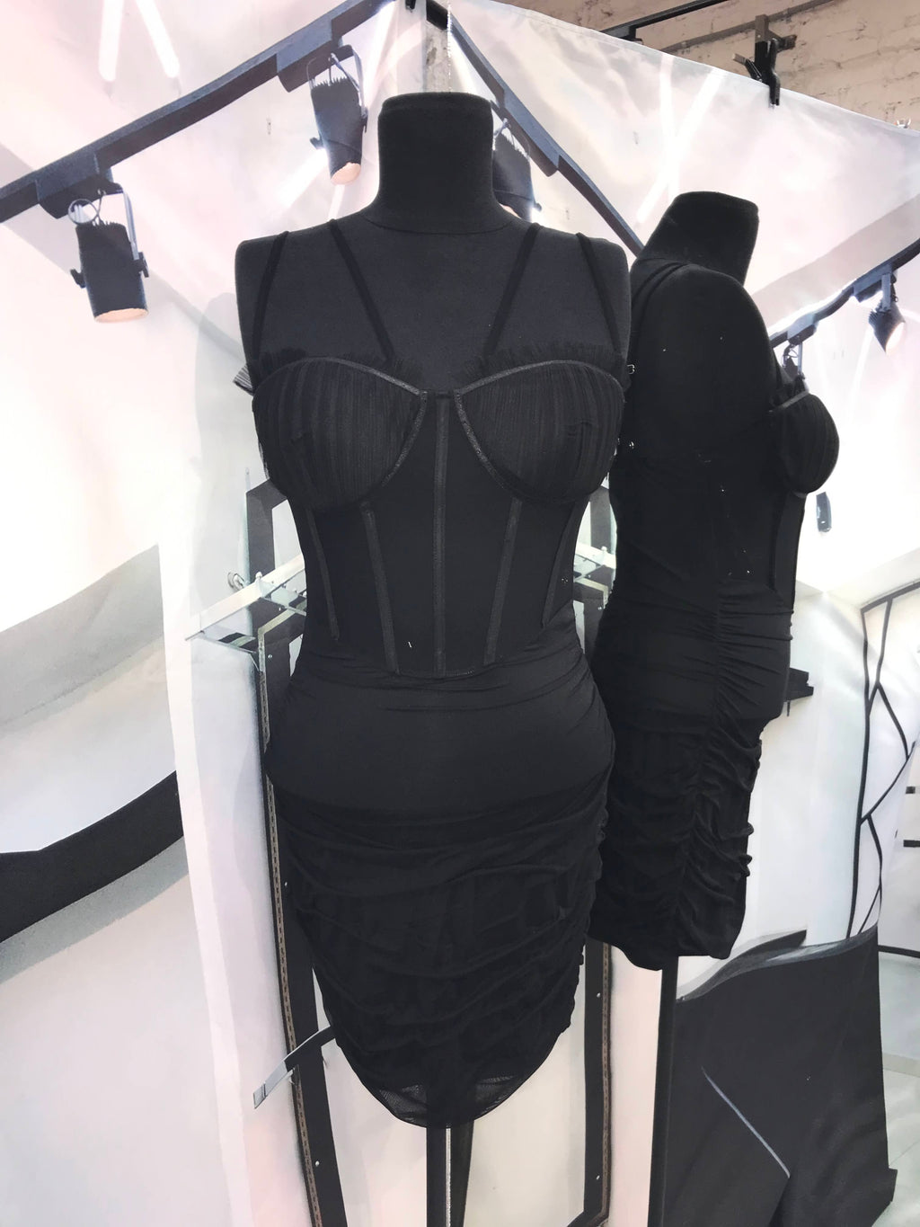 Vestido negro de tirantes corset simulado