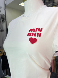 Playera Miu Miu bordado rojo corazon