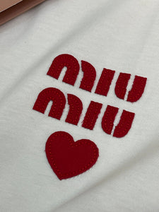 Playera Miu Miu bordado rojo corazon