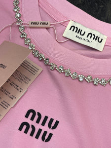 Playera Miu Miu rosa pedreria en cuello