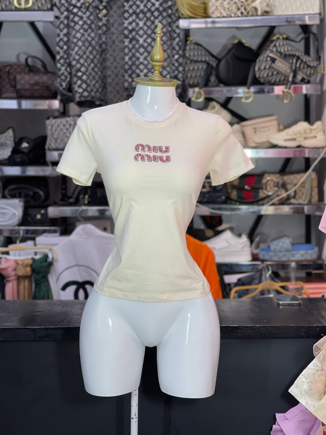 Playera Miu Miu ivory con pedreria rosa