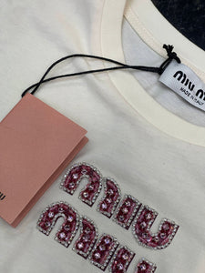 Playera Miu Miu ivory con pedreria rosa