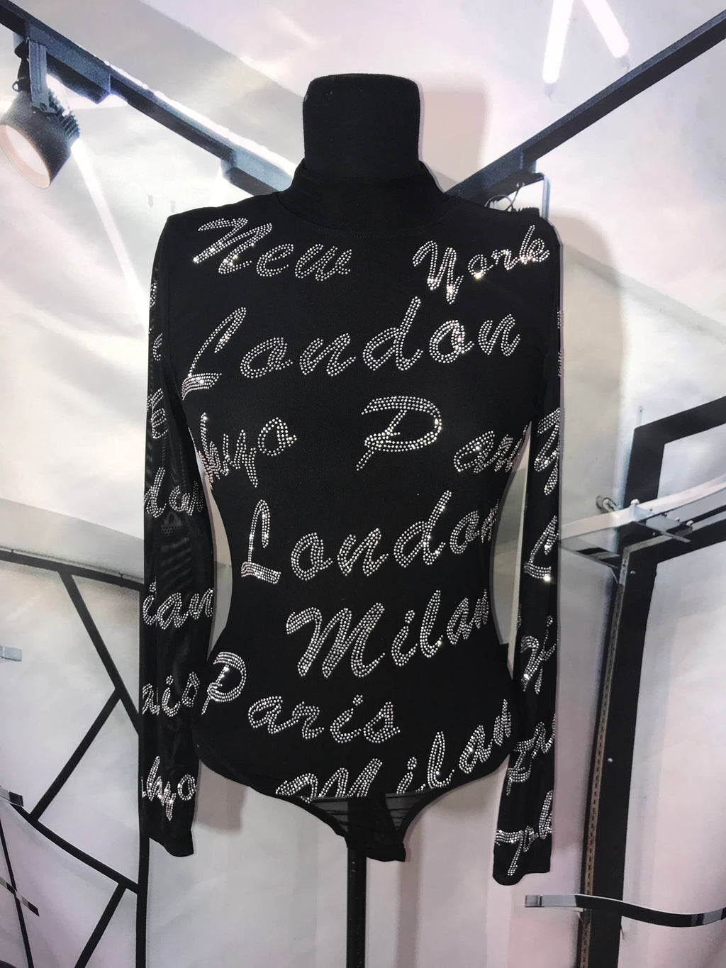 Panty blusa negra de mesh con letras en pedreria