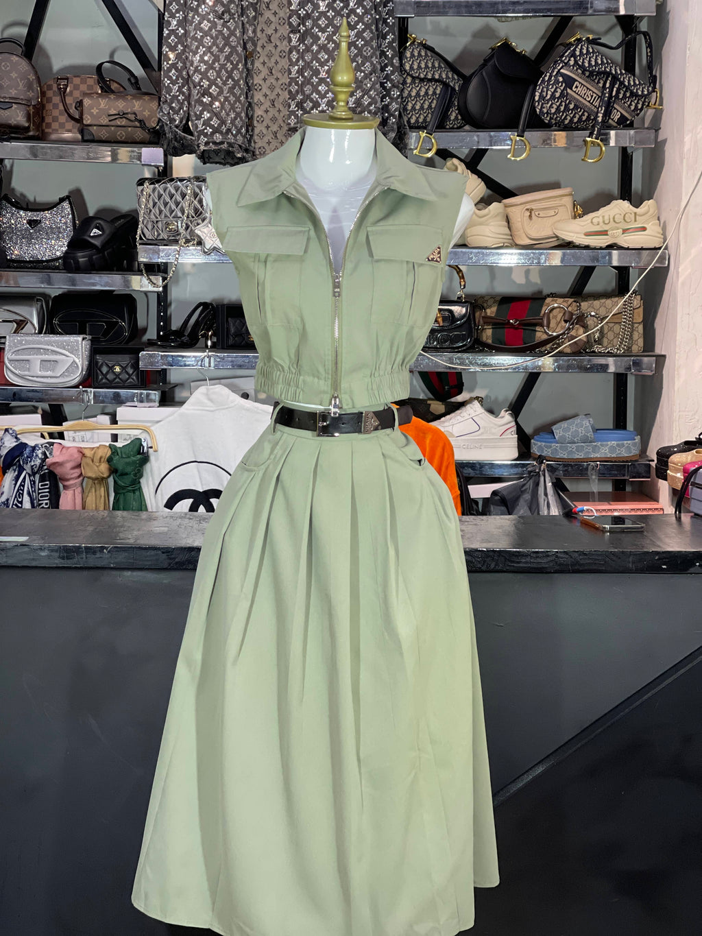 Conjunto Prada verde chaleco y falda