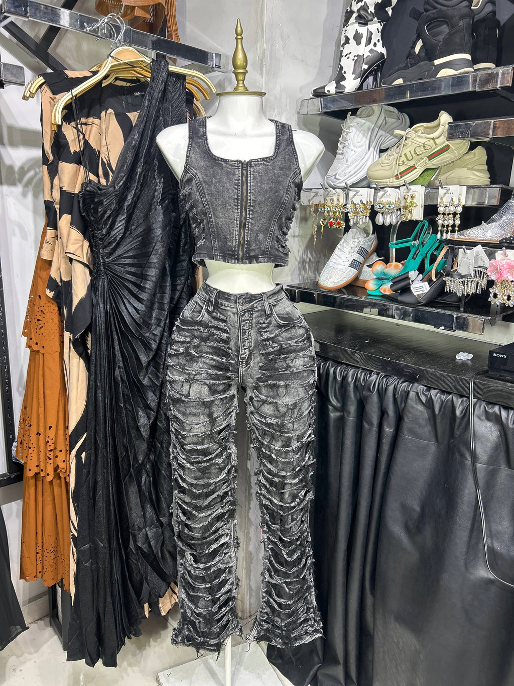 Conjunto mezclilla negra top y jeans desgarrados stretch
