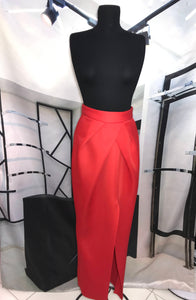 Falda roja con abertura en costado