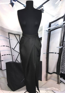 Falda negra con abertura en costado