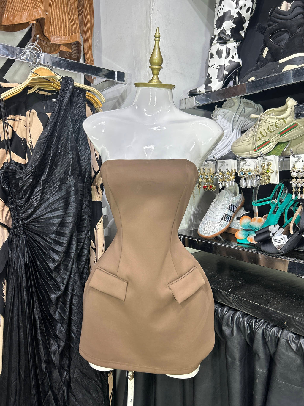 Vestido cafŽ strapless con bolsos simulados