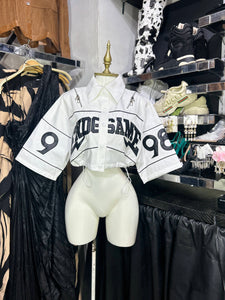 Blusa camisera blanca con letras negras en contraste