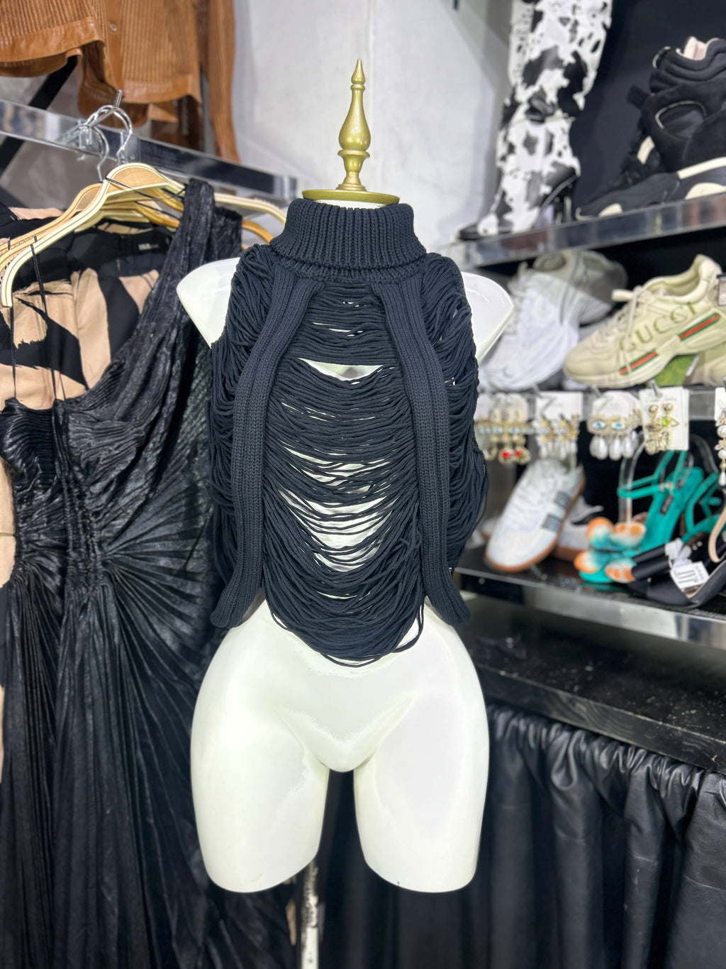 Blusa negra cuello alto sin manga tiras desgastadas