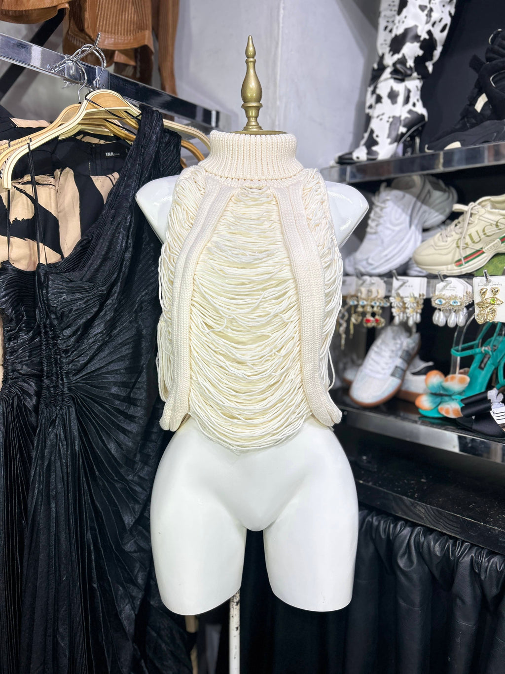 Blusa beige cuello alto sin manga tiras desgastadas