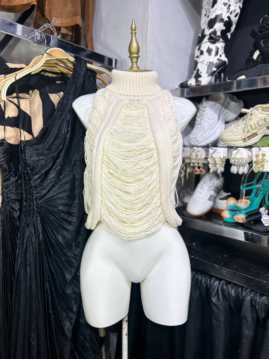 Blusa beige cuello alto sin manga tiras desgastadas