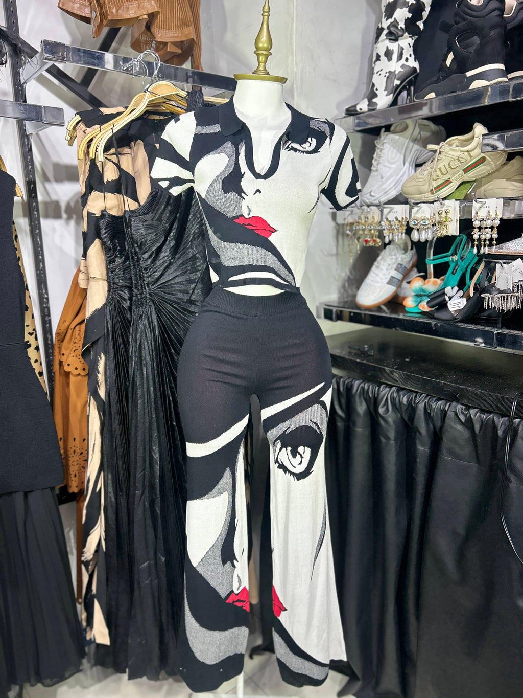 Conjunto negro tipo sueter estampado comic RESTOCK