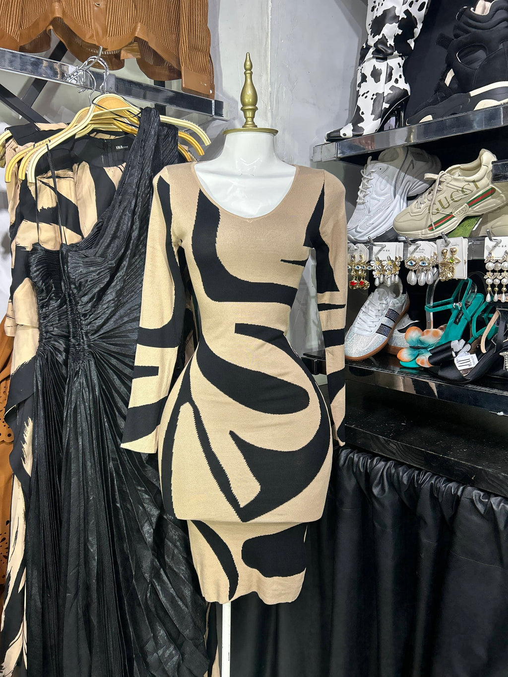 Vestido beige con negro midi manga larga tipo sueter