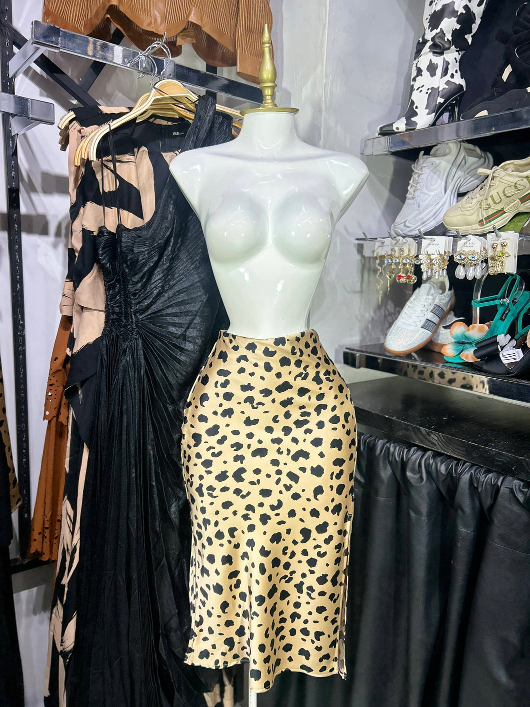 Falda midi satinada estampado cheeta