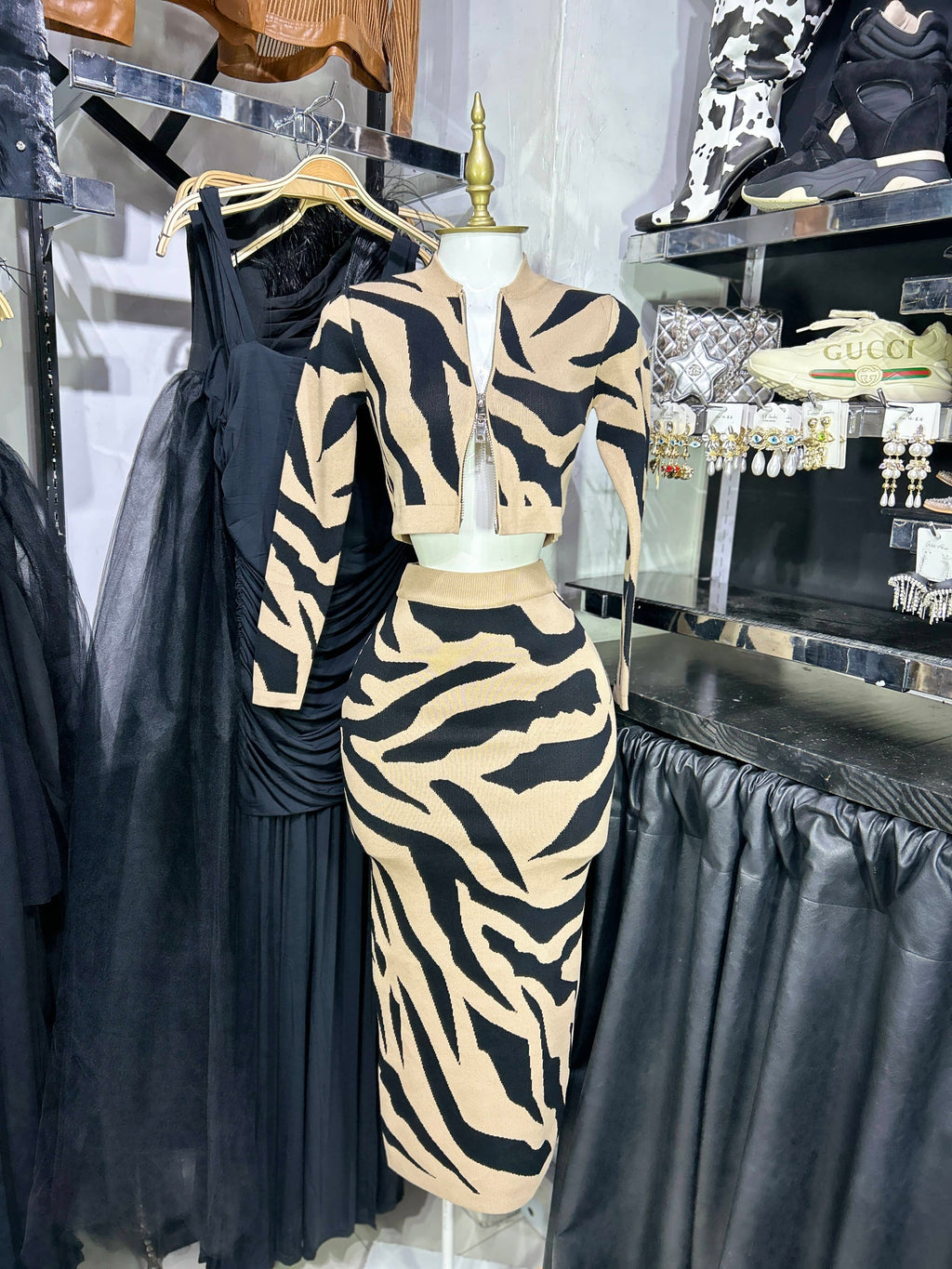Conjunto tejido dos piezas beige con negro