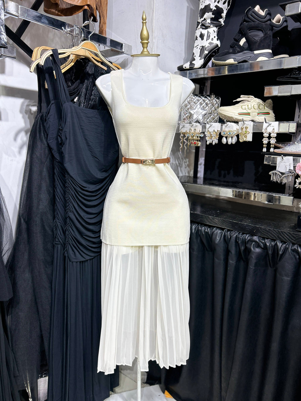 Vestido ivory tipo sueter midi con tableado en ruedo incluye cinturon