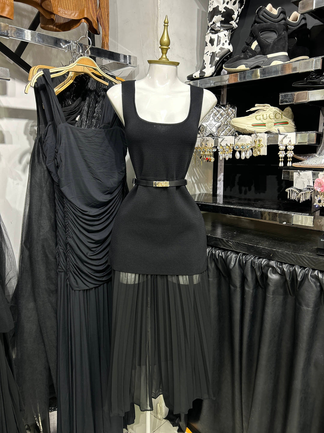 Vestido negro tipo sueter midi con tableado en ruedo incluye cinturon