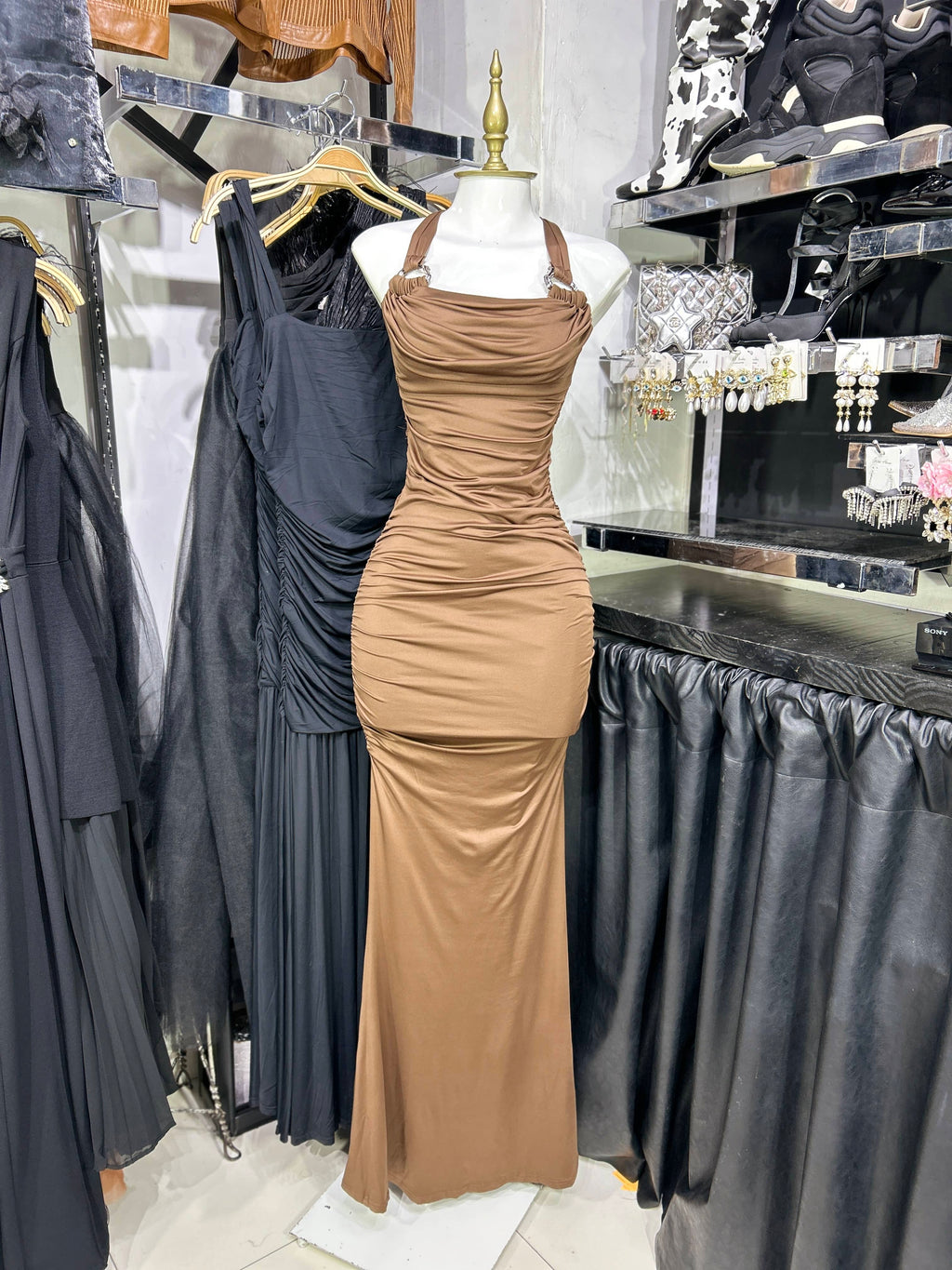Vestido largo drapeado cafe con herrajes plateados